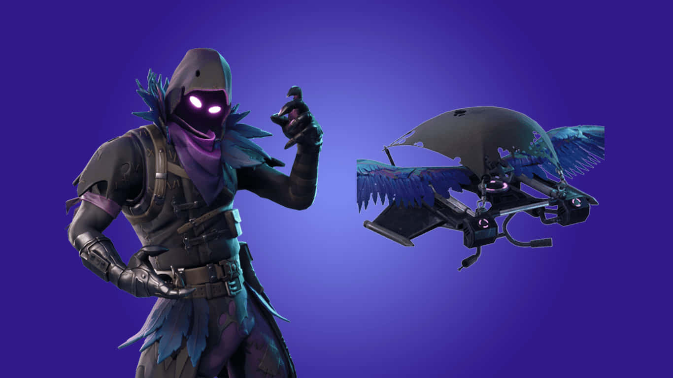 桌布 壁紙 — 一個身穿深色斗篷的 Fortnite 角色，擁有發光的眼睛和藍色羽毛翅膀，在漸變紫色背景前與相配的滑翔機一起擺姿勢。