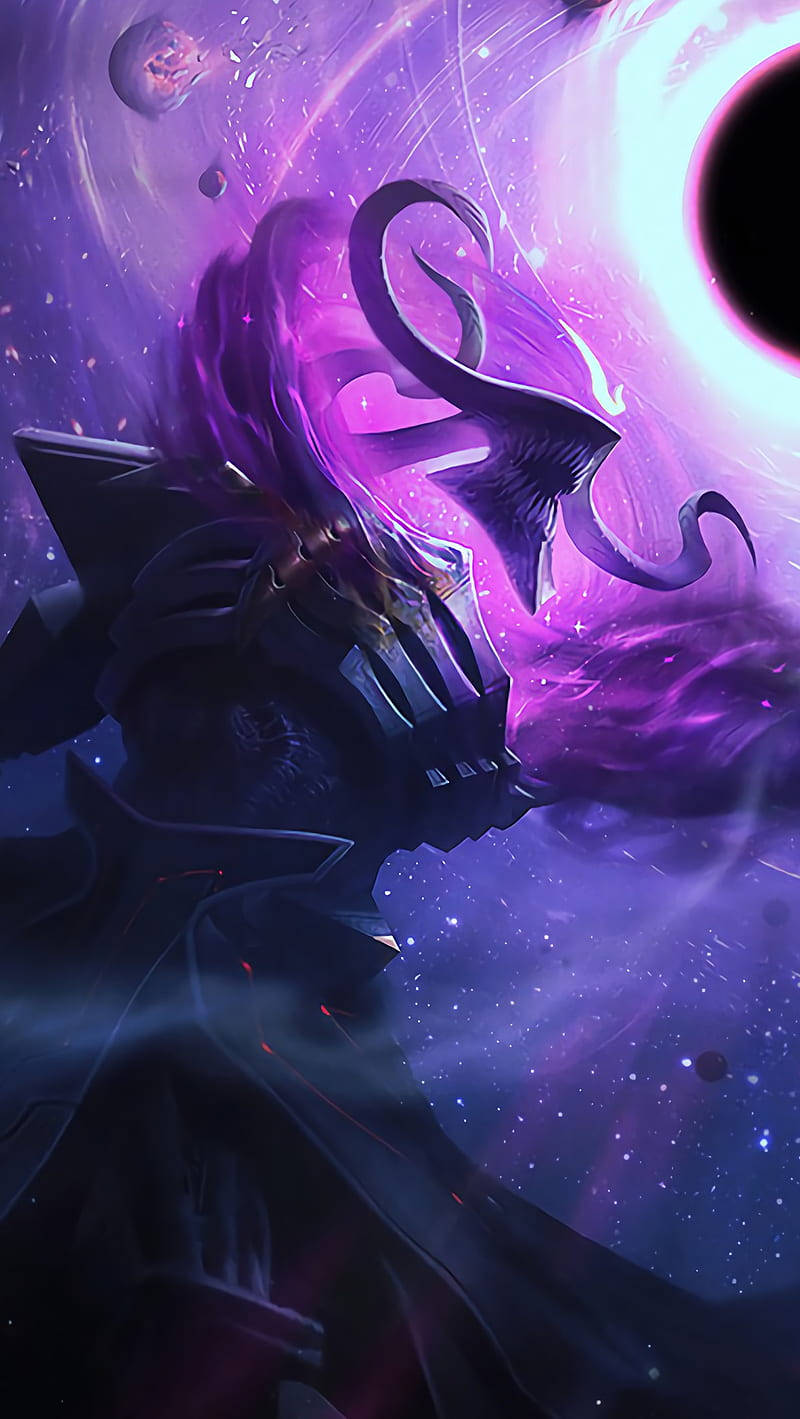 League Of Legends iPhone 桌布 壁紙 — 一個身穿深色盔甲、擁有飄逸紫色頭髮的人物，站在由星星、星雲和發光黑洞組成的宇宙背景前。