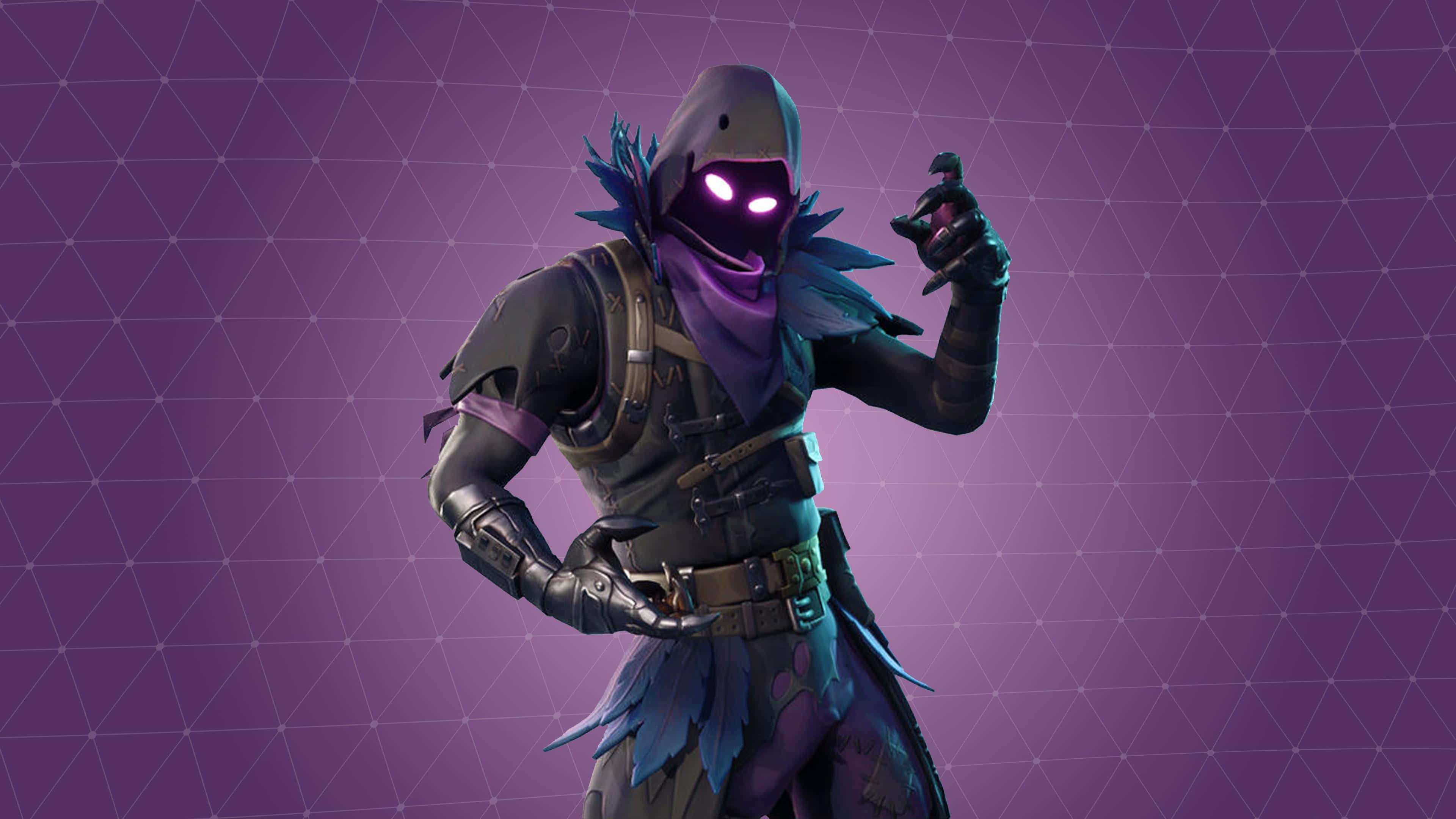 桌布 壁紙 — 一個身穿深色盔甲的 Fortnite 角色，擁有發光的紫色眼睛和藍色羽毛點綴，在紫色幾何網格背景前擺姿勢。