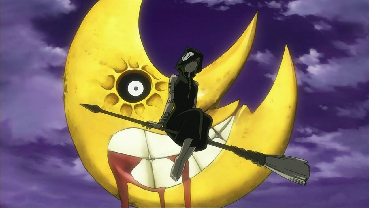 soul eater moon 桌布 壁紙 — 一個身穿深色衣服的動漫女巫騎著掃帚，在一個巨大的黃色新月上，新月有一隻眼睛，牙齒滴著血，背景是紫色的暴風雨天空。