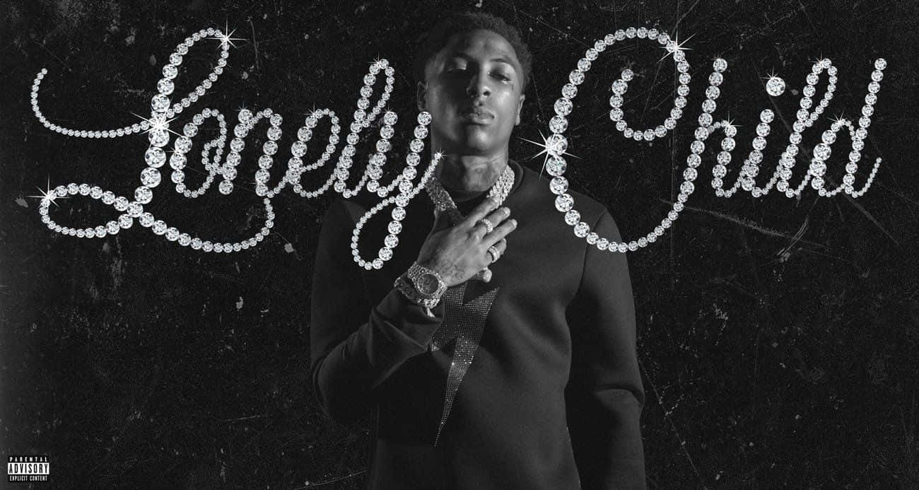 Youngboy Never Broke Again 桌布 壁紙 — 一個身穿深色西裝的男士黑白肖像，背後有鑲鑽文字寫著「Lonely Child」。