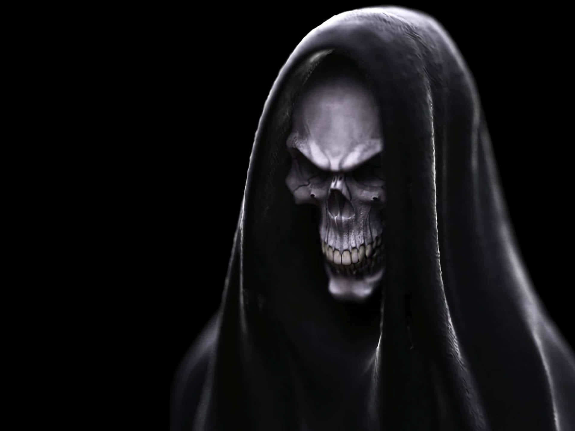 skulls 桌布 壁紙 — 一個身穿深色連帽斗篷的可怕骷髏身影，在黑色背景前直視前方。