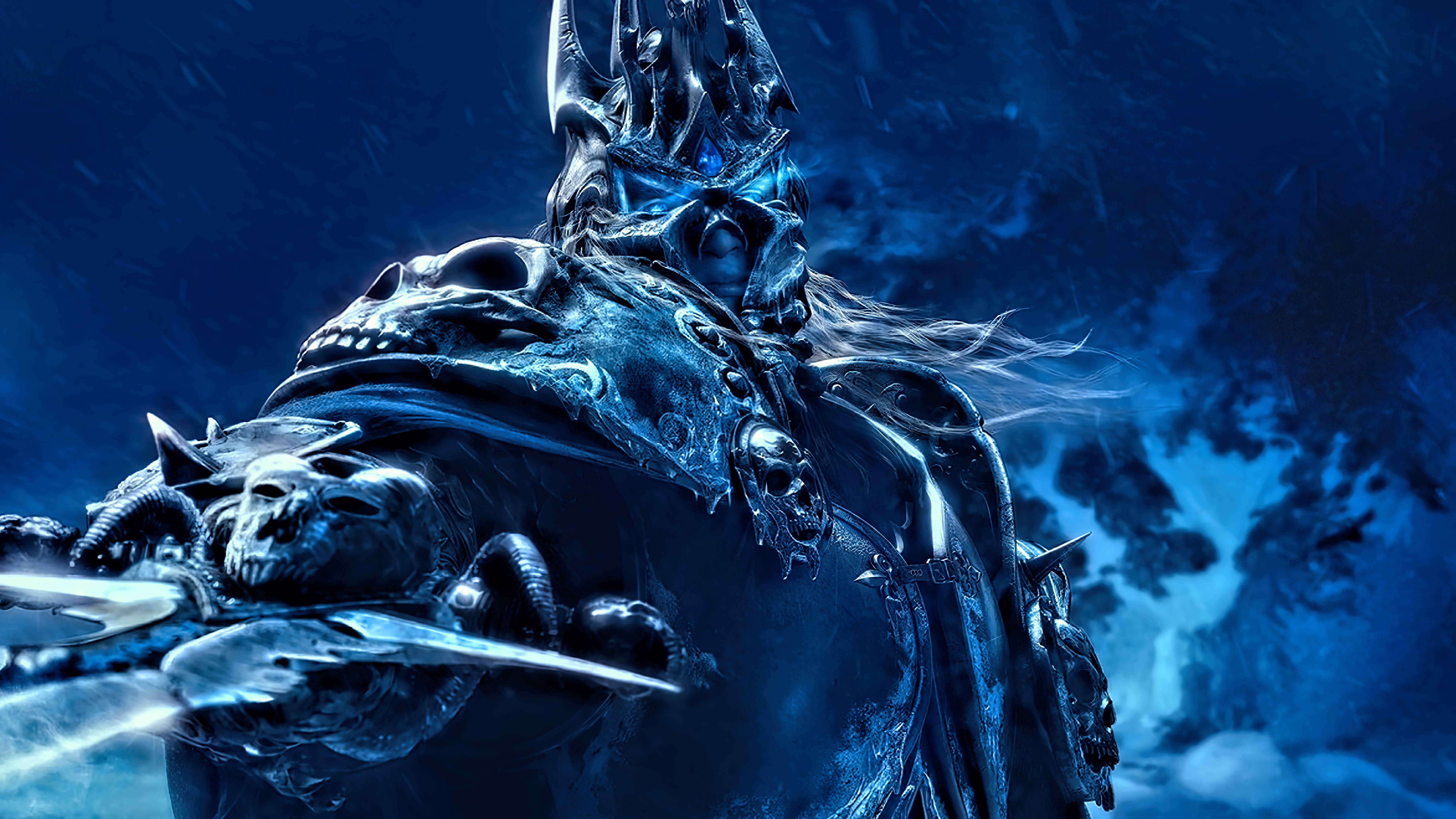 Death Knight 桌布 壁紙 — 一個身穿深藍色盔甲、帶有骷髏圖案和發光眼睛的 warlord 在暴風雨的夜空中威風凜凜地站立。