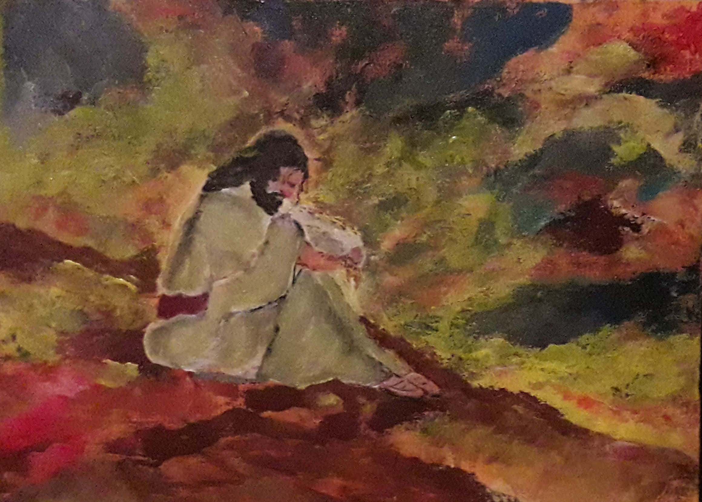 Jesus Praying 桌布 壁紙 — 一個身穿淺色長袍的人物，坐在充滿活力的抽象風景中，周圍是旋轉的綠色、紅色和黃色，顯得沉思。