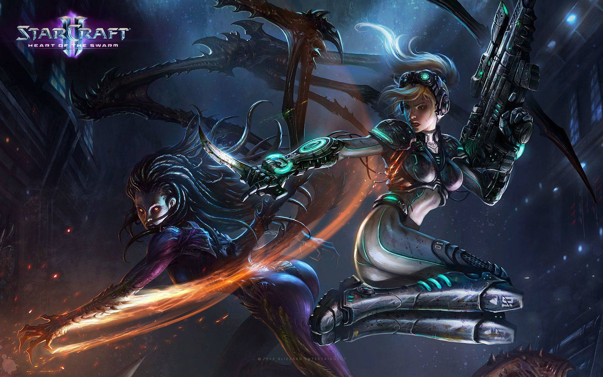 Starcraft 桌布 壁紙 — 一個身穿發光綠色盔甲、手持大型武器的未來戰士，在科幻戰鬥場景中與一個揮舞火焰刀刃的黑髮敵人交鋒。
