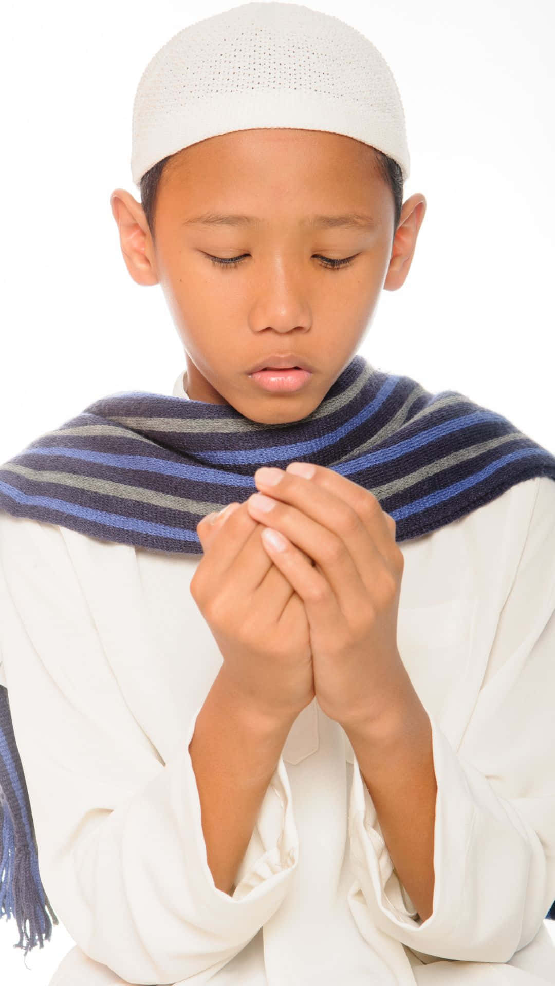 男孩 桌布 壁紙 — 一個身穿白色祈禱服的小男孩，閉著眼睛，雙手合十，在純白背景前莊嚴祈禱。