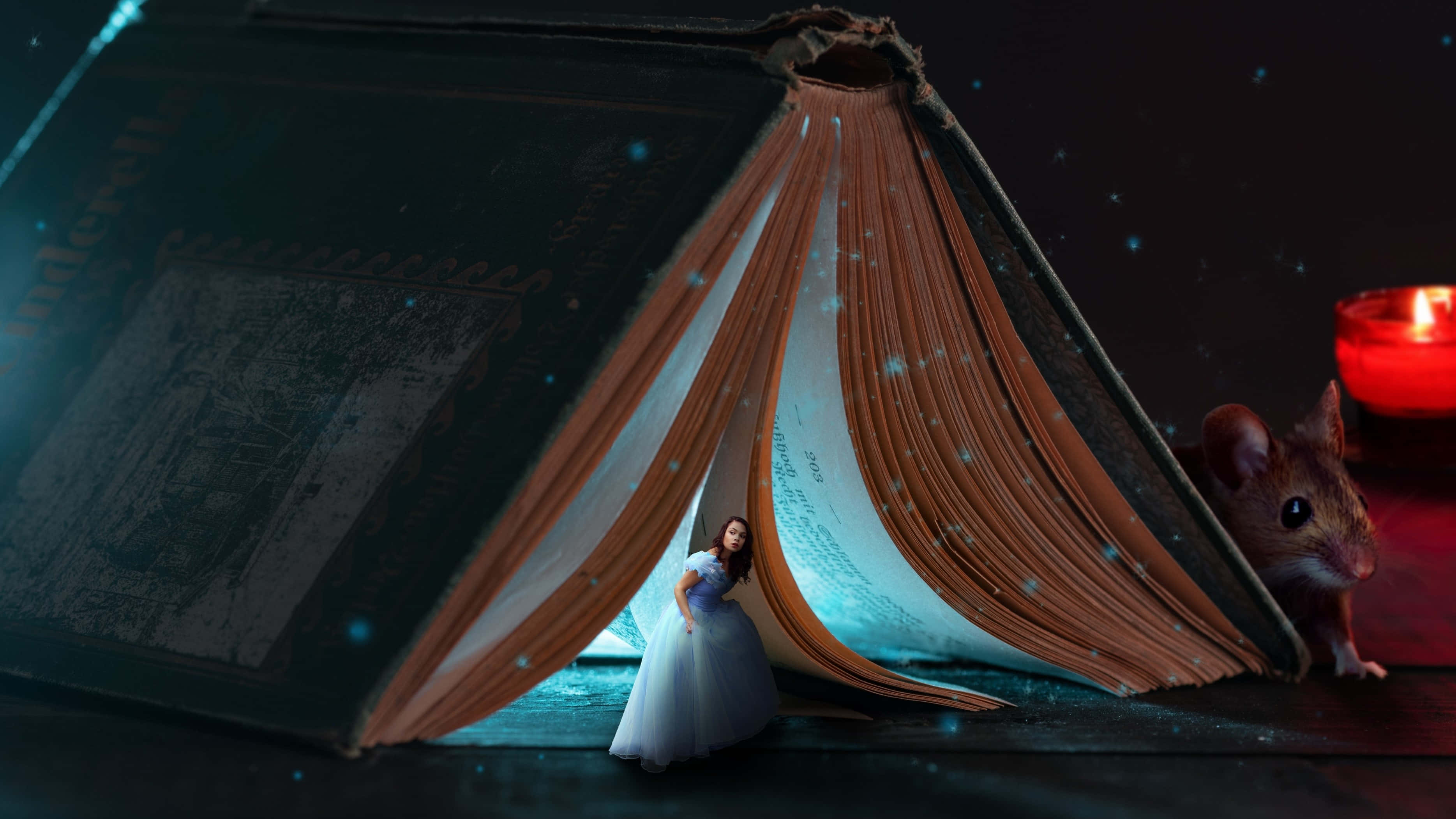 Fairy Tale 桌布 壁紙 — 一個身穿白色禮服的小新娘站在一本發出藍光的打開書本內，一隻老鼠在紅蠟燭旁邊觀看。