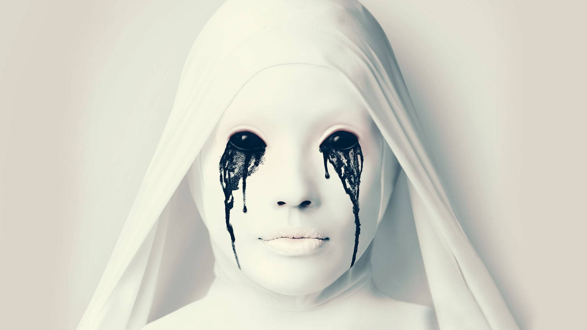 horror villains 桌布 壁紙 — 一個身穿白色連帽衣的人，蒼白的臉上流下鮮明的黑色淚水，背景是柔和的中性色。