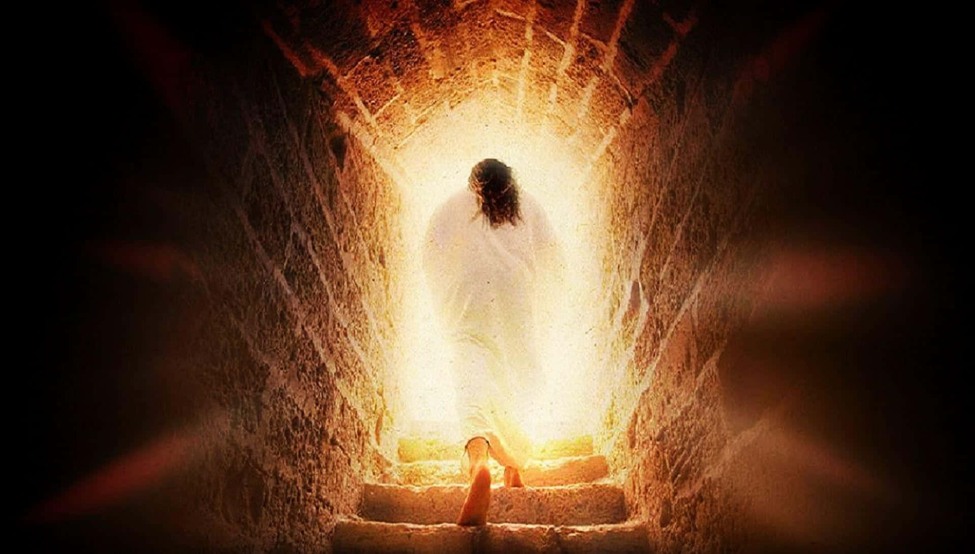 Empty Tomb 桌布 壁紙 — 一個身穿白色長袍的人物，在黑暗拱形隧道盡頭，踏上石階走向耀眼的金色光芒。