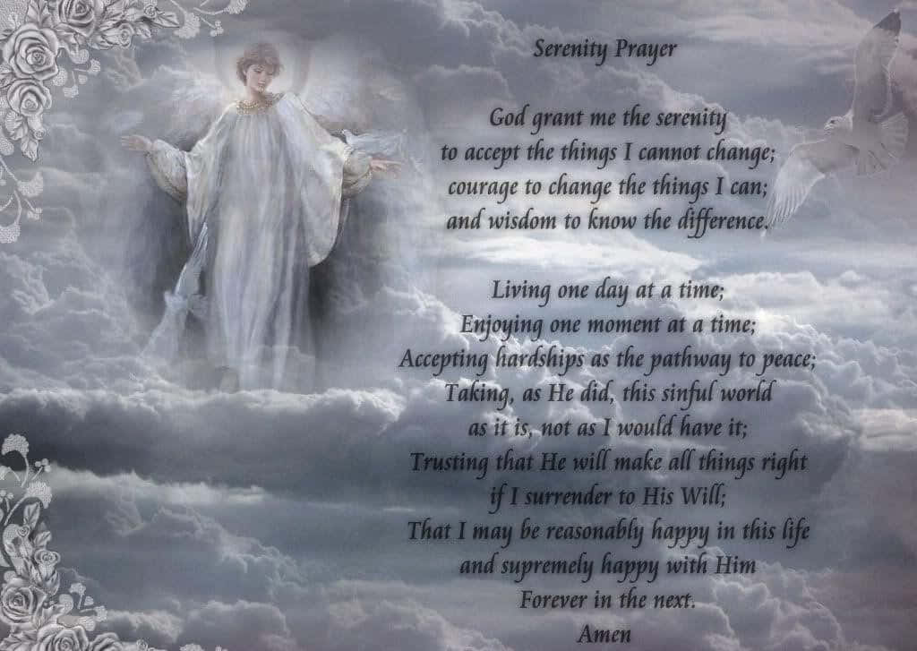 Prayer 桌布 壁紙 — 一個身穿白袍的寧靜天使形象站在旋轉的雲層中，一隻海鷗在旁邊飛翔，旁邊是寧靜祈禱文的文字，周圍環繞著華麗的花卉邊框。
