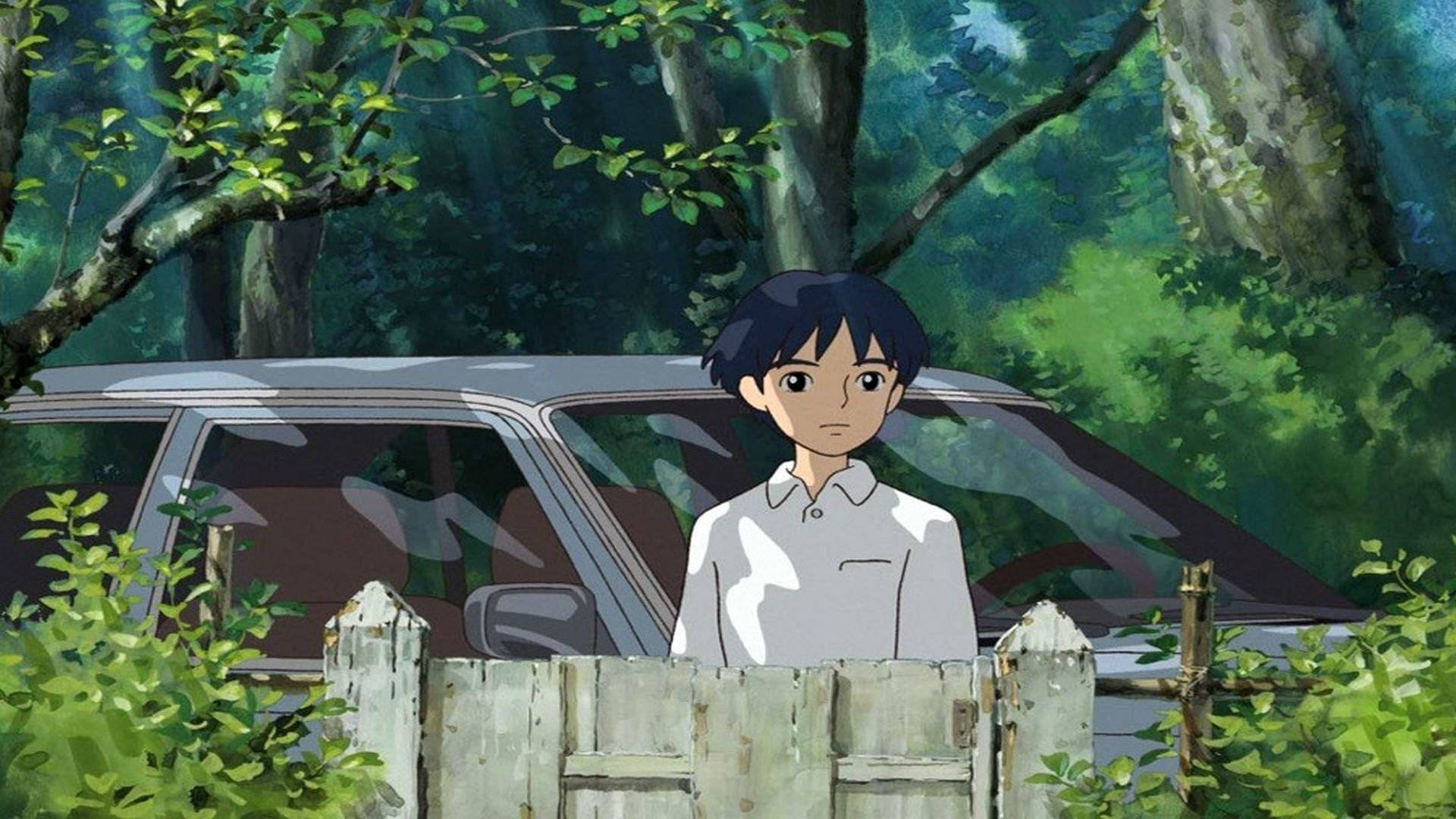 Arrietty 桌布 壁紙 — 一個身穿白襯衫的小男孩站在一個風化的木柵欄後面，旁邊停著一輛汽車，周圍是茂密的綠色森林。