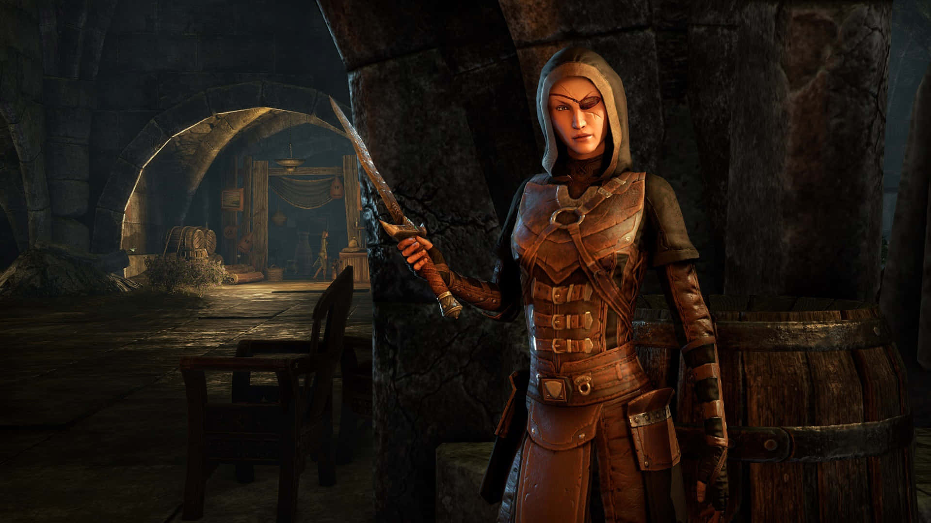 Dark Brotherhood 桌布 壁紙 — 一個身穿皮甲、戴著兜帽的戰士，在一個昏暗的石頭地牢中手持劍，地牢有拱形門道和木桶。