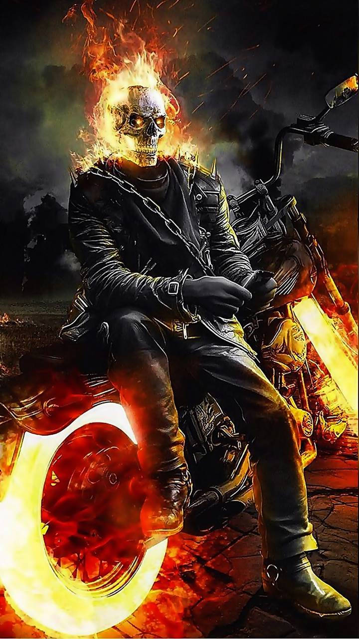 鬼 Rider 桌布 壁紙 — 一個身穿皮衣的火焰骷髏騎士跨坐在一輛燃燒的機車上，背景是黑暗風暴的天空。