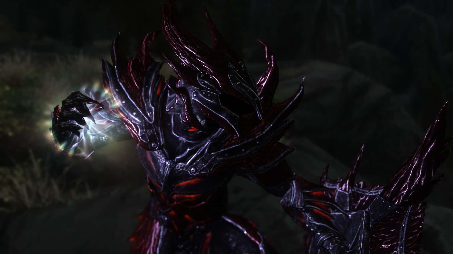 Skyrim Daedric 桌布 壁紙 — 一個身穿盔甲、帶有發光紅眼和鋸齒狀黑色盔甲的威脅人物，在黑暗森林中釋放出一道明亮的能量衝擊。