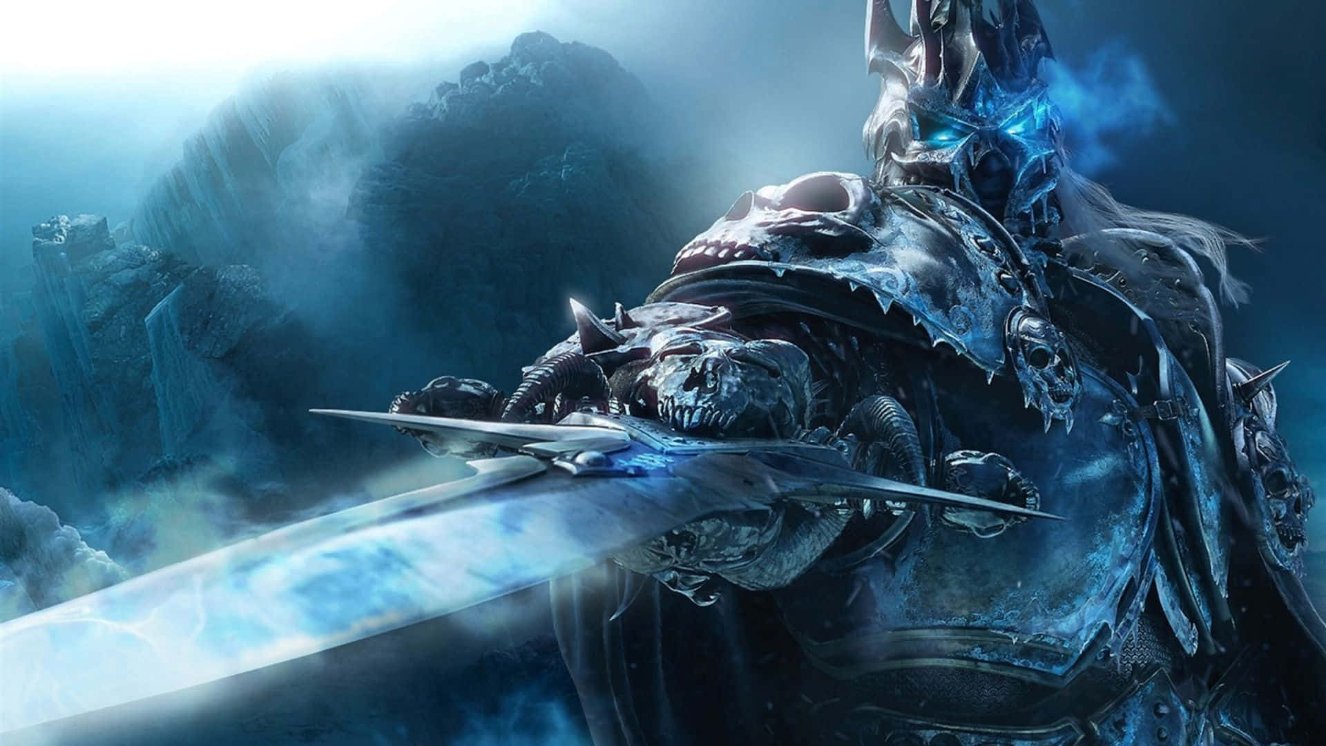 World Of Warcraft Races 桌布 壁紙 — 一個身穿盔甲、眼神兇猛、藍眼發光的戰士，在霧氣繚繞的冰山背景下揮舞著一把覆蓋霜雪的劍。