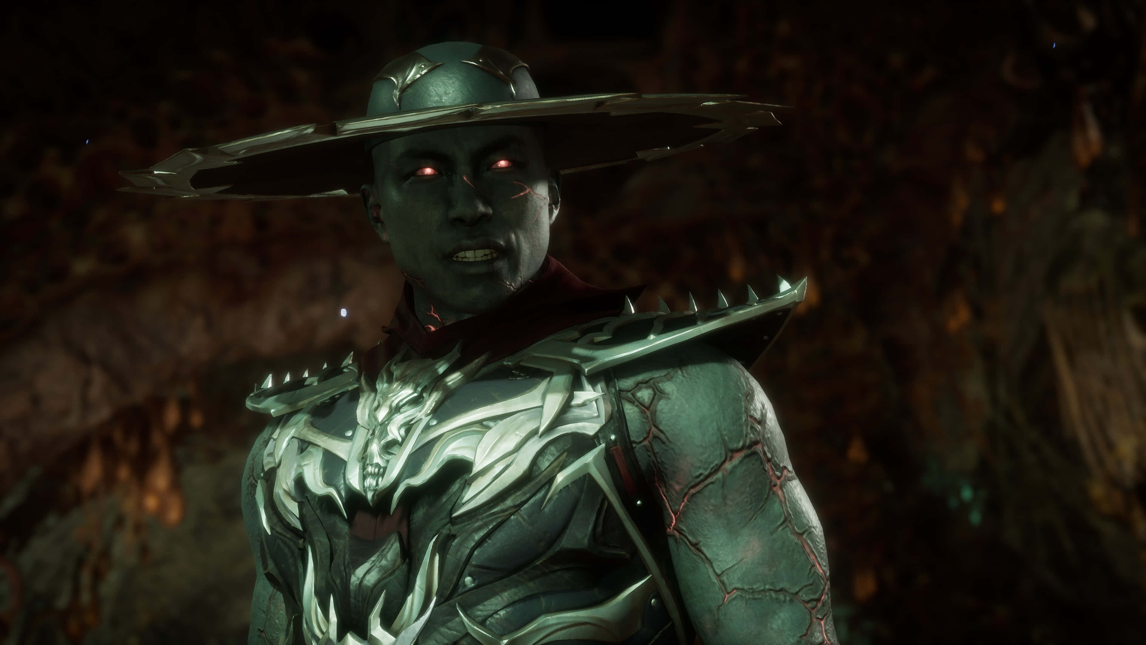 Mortal Kombat Kung Lao 桌布 壁紙 — 一個身穿盔甲、雙眼發紅光、戴著寬邊帽的威嚇戰士，站在一個黑暗的洞穴中。