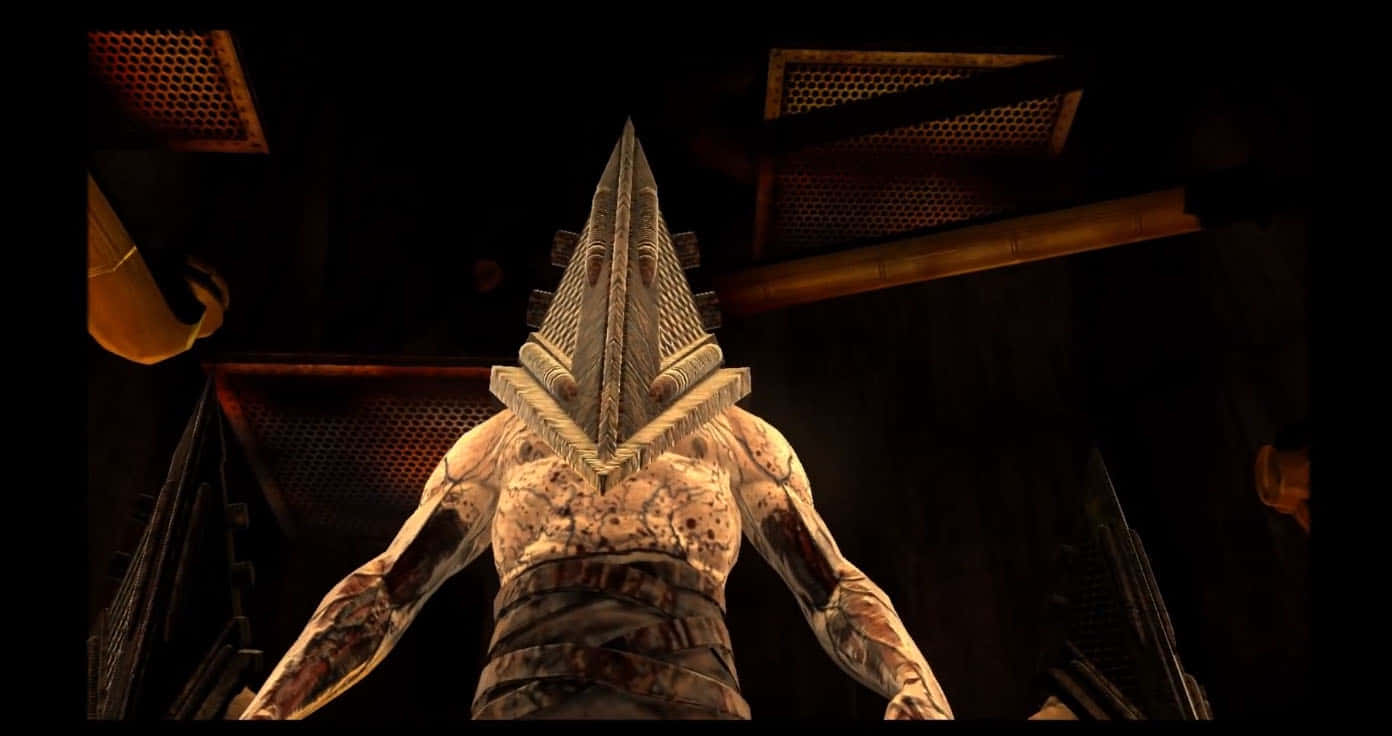 Silent Hill Characters 桌布 壁紙 — 一個身穿盔甲、頭戴尖刺金字塔頭盔的威脅性人物，站在一個有金屬格柵和管道的昏暗工業房間裡。