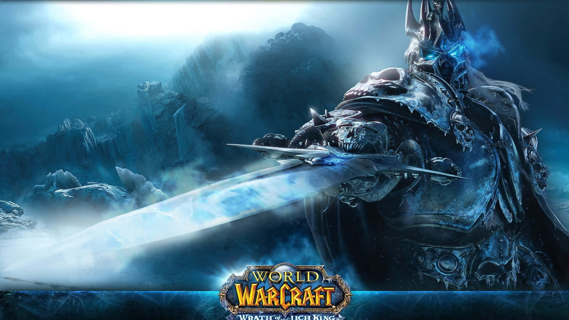 World Of Warcraft 1920x1080 桌布 壁紙 — 一個身穿盔甲的威嚇人物在暴風雪冰山背景下揮舞著發光的劍。