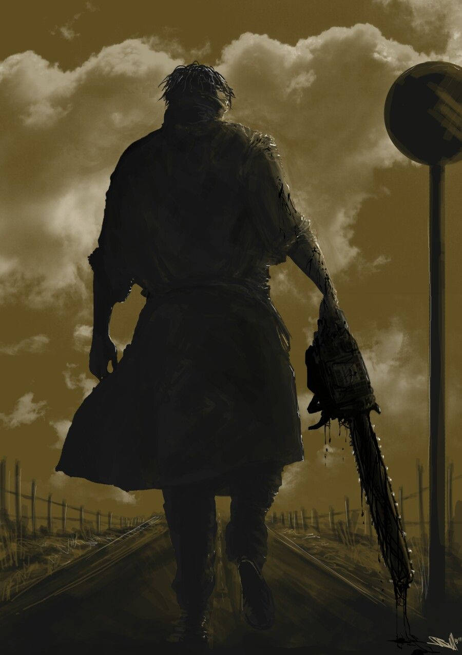 horror villains 桌布 壁紙 — 一個身穿破爛外套的可怕人物，在陰沉的棕褐色天空下，手持血淋淋的電鋸，沿著荒涼的道路行走。