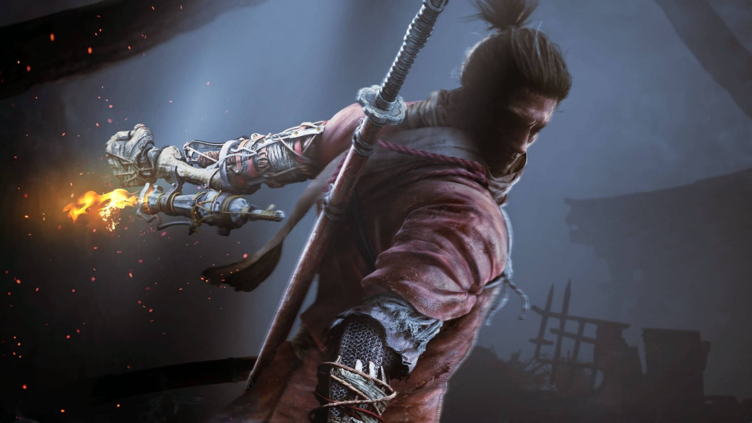 Sekiro 桌布 壁紙 — 一個身穿破爛紅袍的戰士在黑暗迷霧的戰場上揮舞著火焰武器和劍。