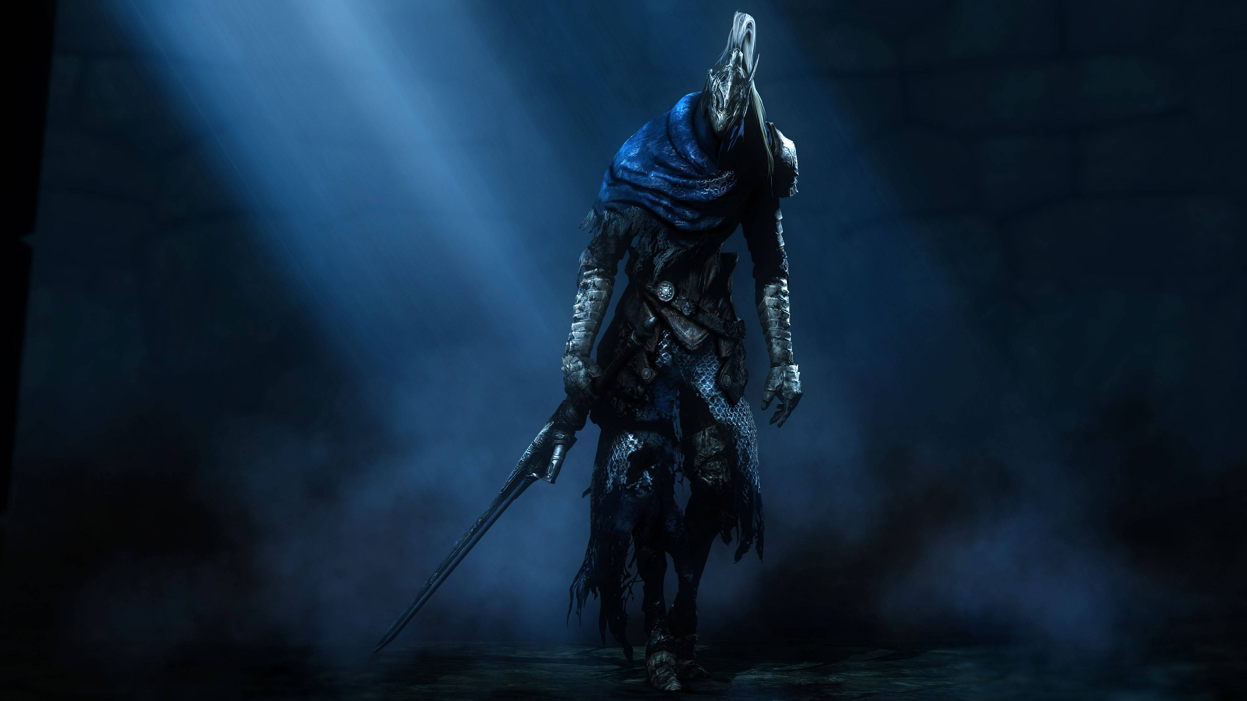 dark souls 4K 桌布 壁紙 — 一個身穿破爛藍色盔甲的兜帽戰士站在昏暗的地牢中，被一道穿過迷霧的光束照亮。
