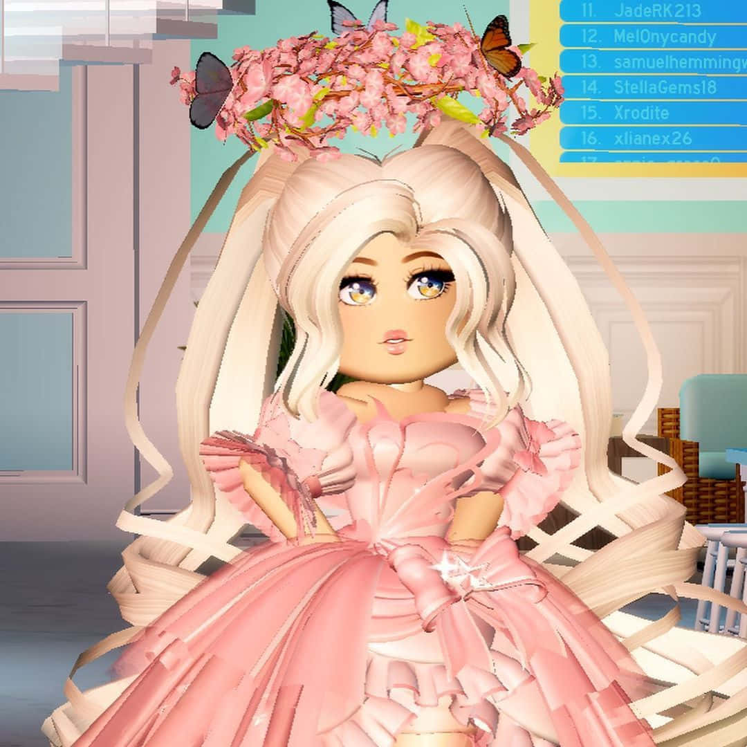 Roblox Pink 桌布 壁紙 — 一個身穿粉紅色荷葉邊長裙的數位虛擬角色，戴著櫻花冠，蝴蝶環繞，背景是柔和色調的房間。