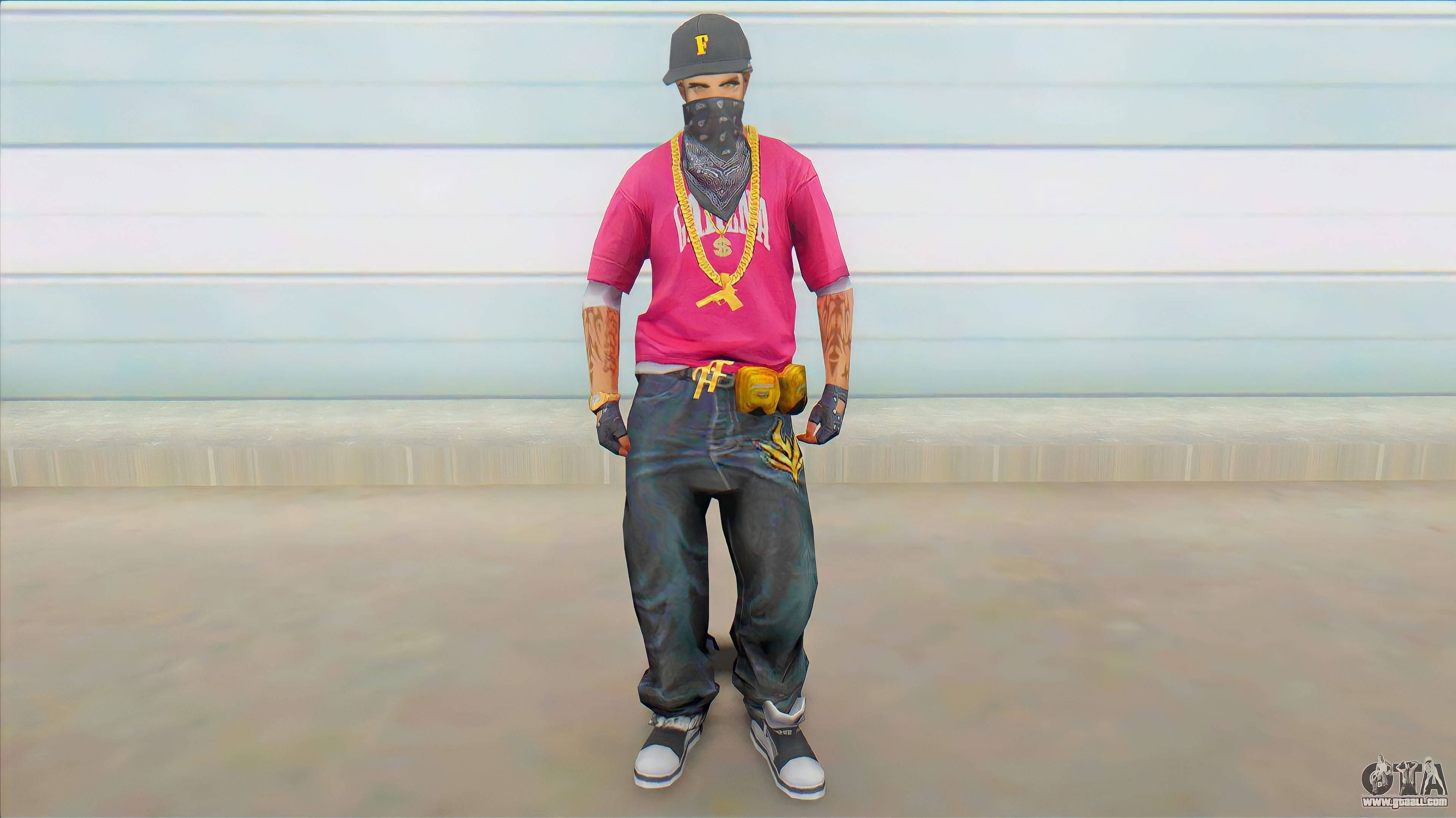 Free Fire 嘻哈套裝 桌布 壁紙 — 一個身穿粉紅色襯衫、金鏈和頭巾的電子遊戲角色，站在淺藍色牆壁前。