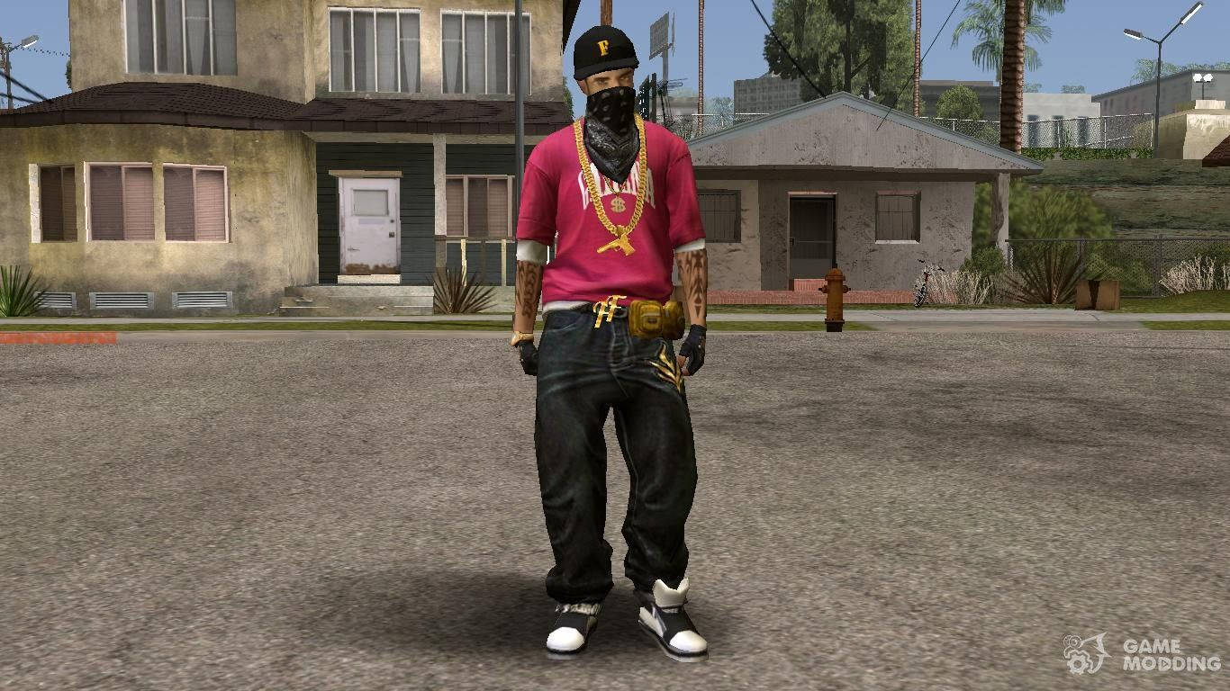Free Fire 嘻哈 桌布 壁紙 — 一個身穿粉紅色襯衫和金色鏈條的電子遊戲角色站在陽光明媚的郊區街道上，街道上有房屋和棕櫚樹。