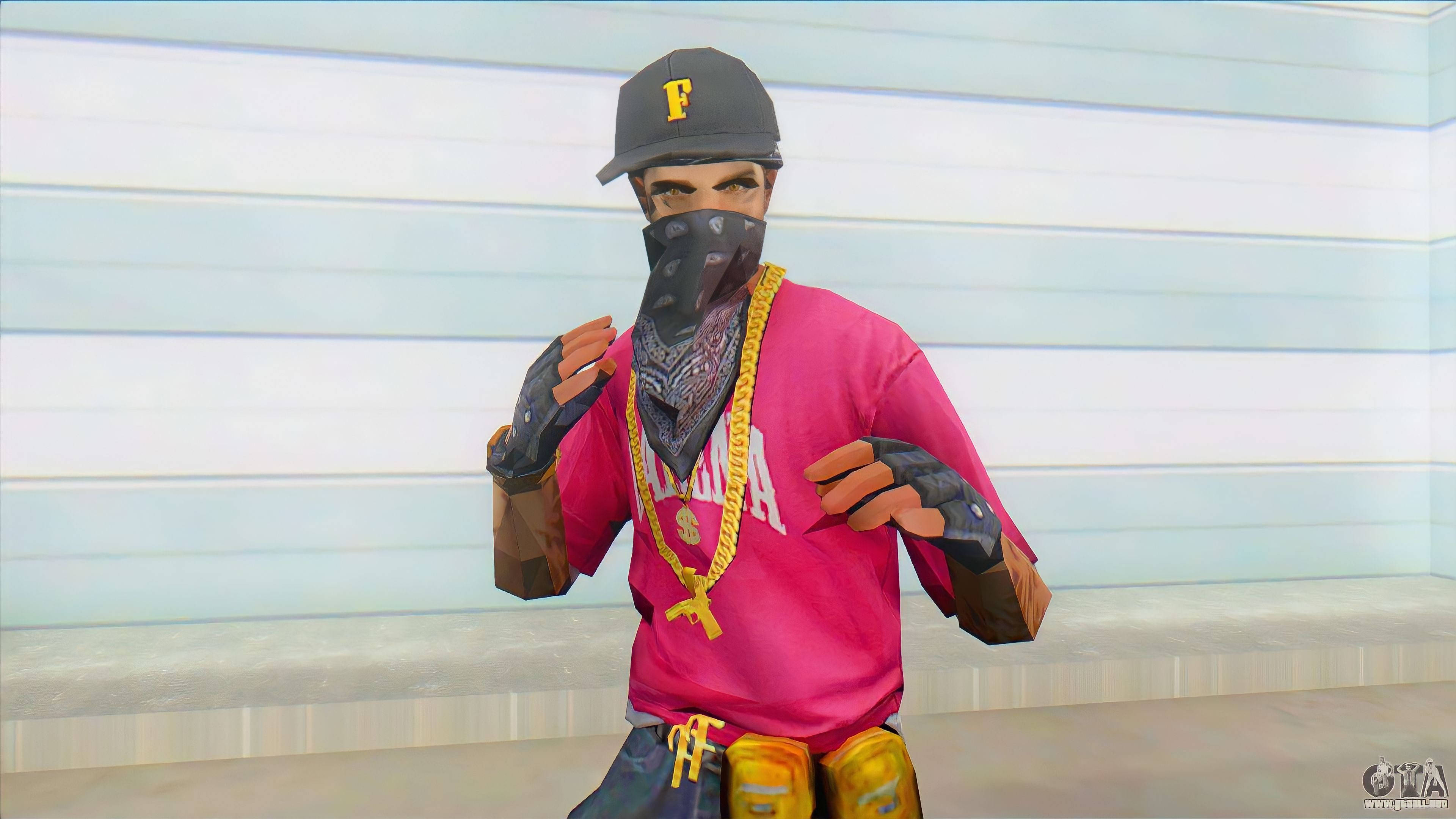 Free Fire 嘻哈套裝 桌布 壁紙 — 一個身穿粉紅色襯衫和頭巾的角色，在電子遊戲中自信地站在淺藍色條紋牆前。