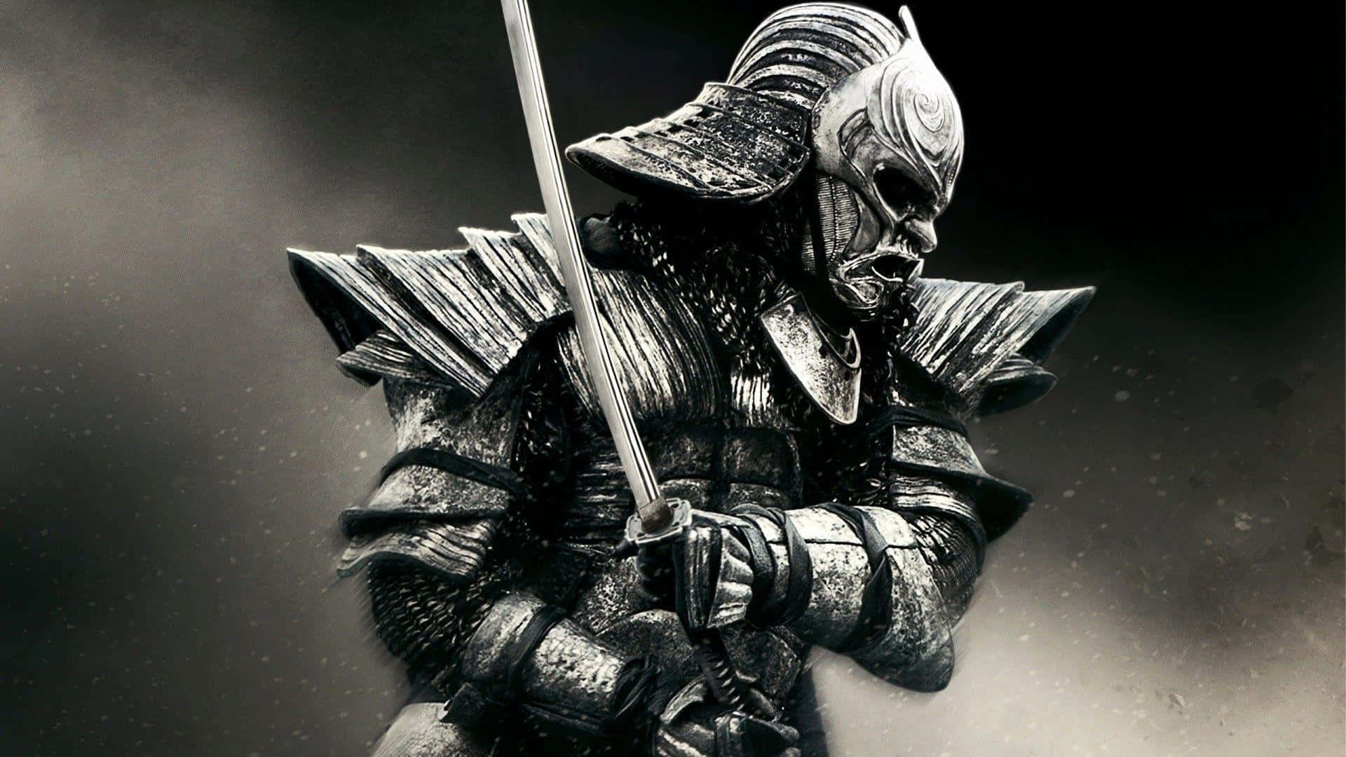 Samurai X 桌布 壁紙 — 一個身穿精細盔甲的威猛武士，在煙霧瀰漫的黑暗背景下緊握著劍。