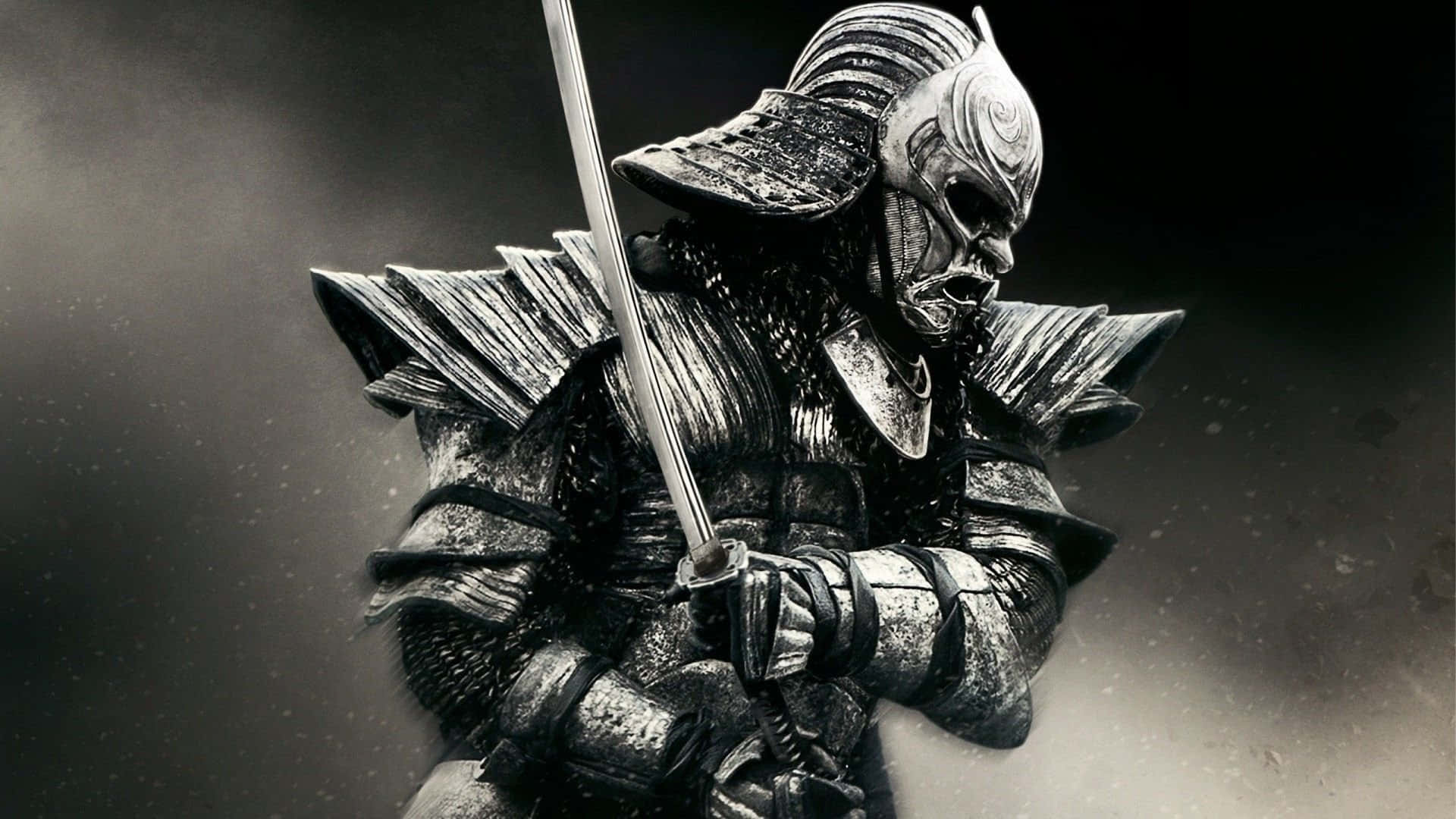 武士動畫 桌布 壁紙 — 一個身穿精細盔甲的威猛武士，在黑暗煙霧繚繞的背景中緊握著一把劍。