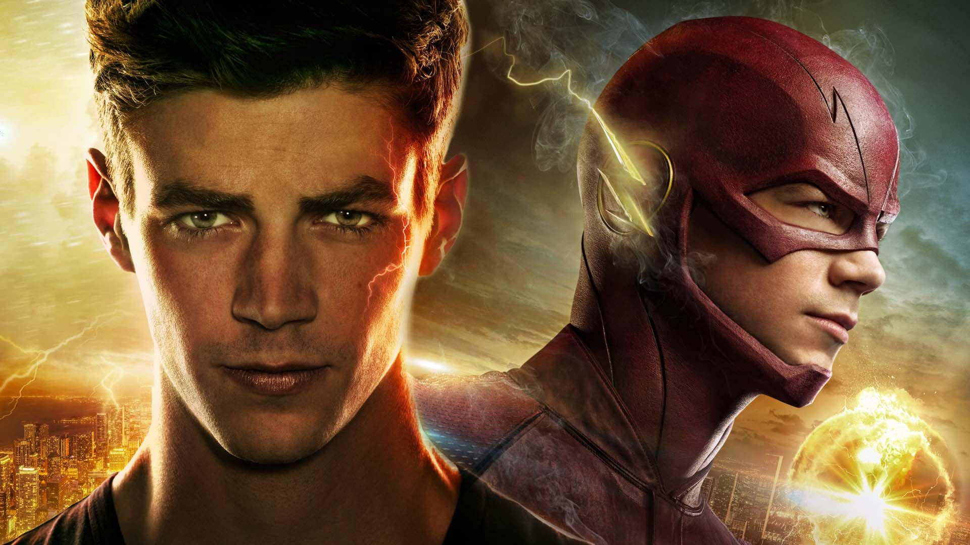 Grant Gustin 桌布 壁紙 — 一個身穿紅色套裝、帶有閃電圖案的超級英雄，站在一個臉上閃爍著閃電的男人旁邊，背景是發光的城市景觀。