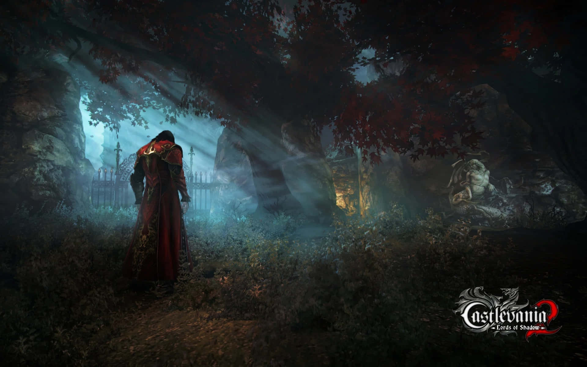 Castlevania 桌布 壁紙 — 一個身穿紅色斗篷的身影站在黃昏時分霧氣瀰漫的森林中，周圍是扭曲的樹木和詭異的石像。