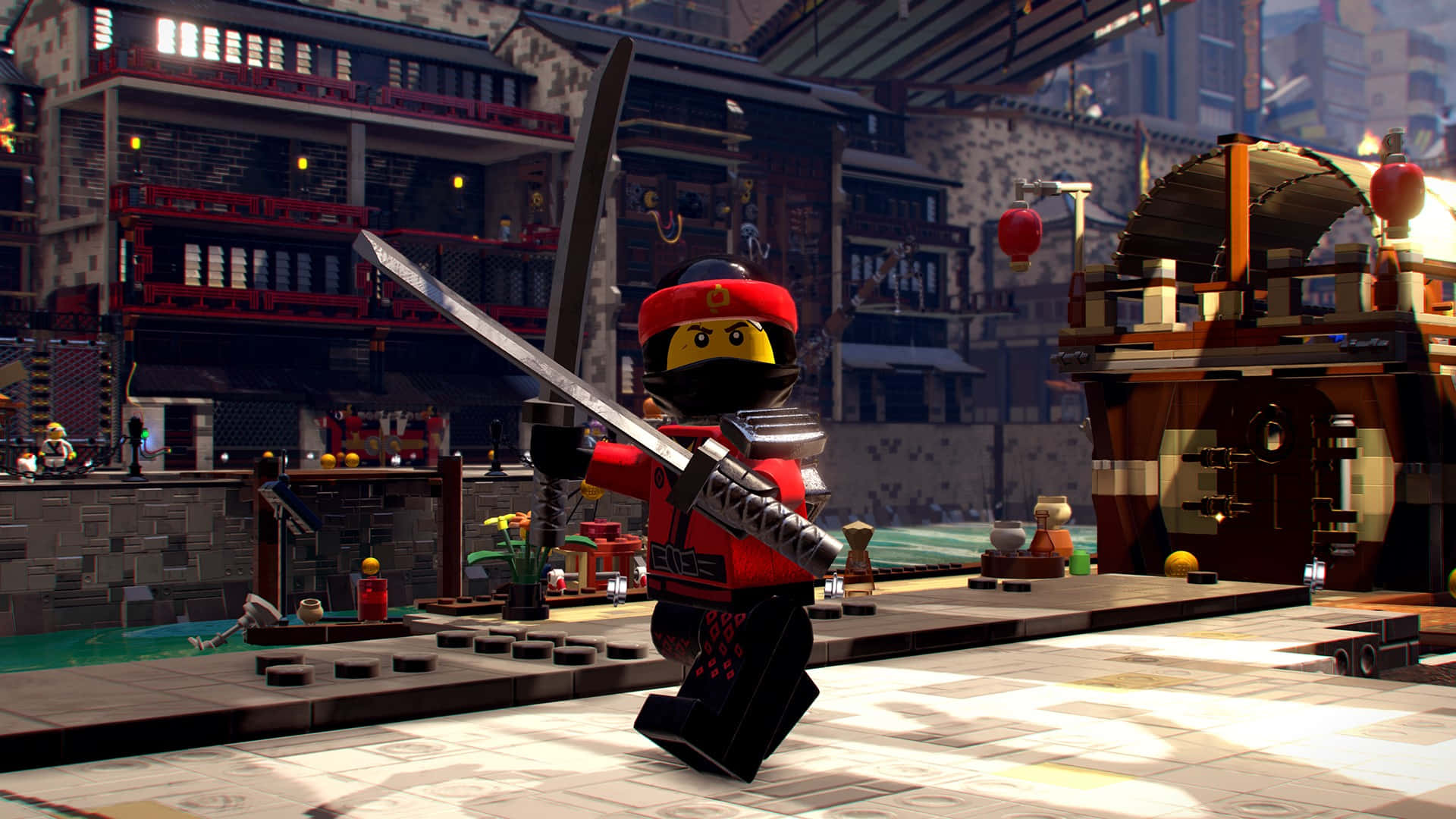 Animated 桌布 壁紙 — 一個身穿紅色衣服的LEGO忍者，在一個充滿亞洲風格、細節豐富的LEGO城市景觀中揮舞著劍，場景中有燈籠和船隻。