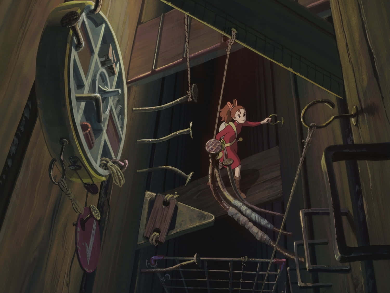 The Secret World Of Arrietty 桌布 壁紙 — 一個身穿紅色衣服的小女孩在一個質樸的木製船舵室內攀爬繩梯，室內有外露的管道和繩索。