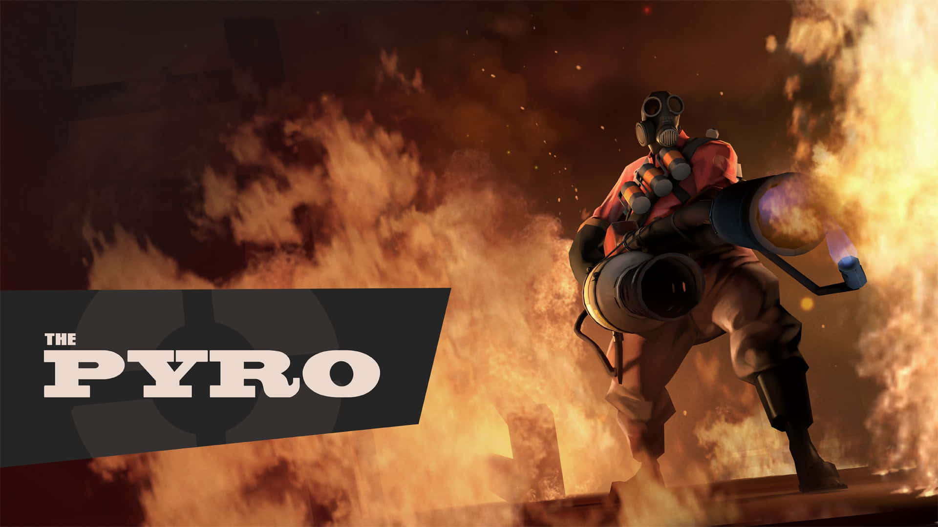 Team Fortress 2 Characters 桌布 壁紙 — 一個身穿紅色裝備的火焰角色在咆哮的火焰和煙霧中揮舞著火焰噴射器，呈現激烈的戰鬥場景。