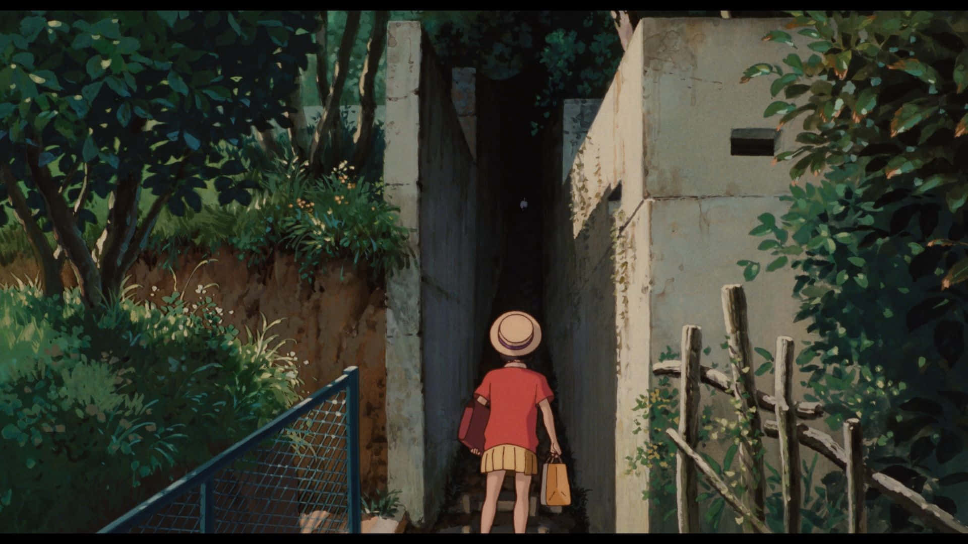 Whisper Of The Heart 桌布 壁紙 — 一個身穿紅色襯衫、戴著草帽的小女孩，沿著一條狹窄的混凝土小路行走，兩旁是茂密的綠植和風化的牆壁。
