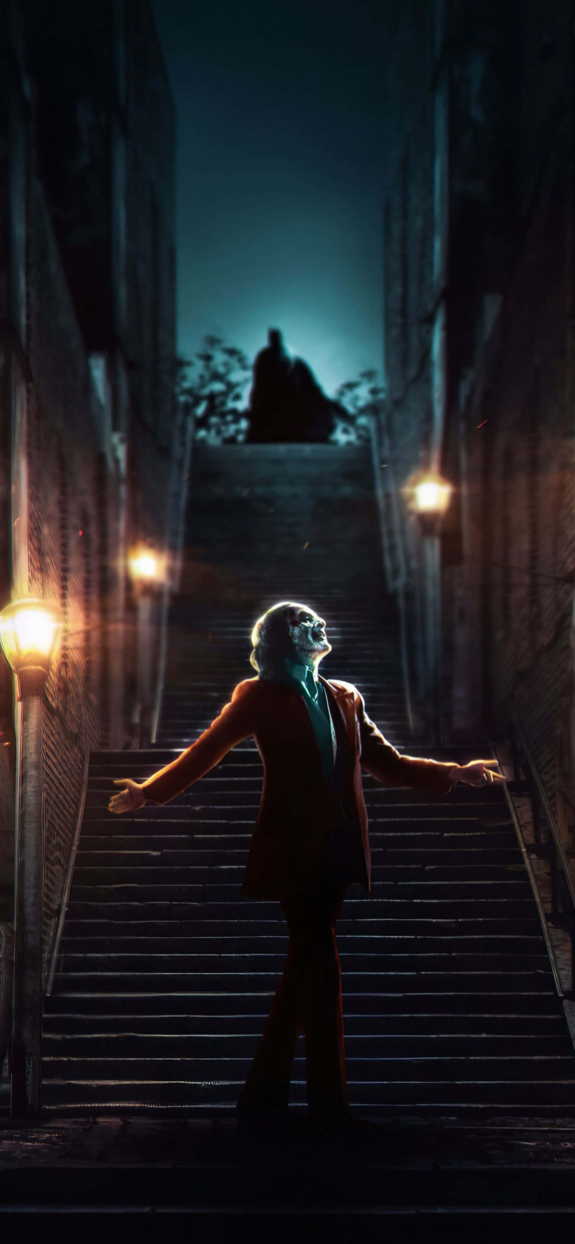 stairs 桌布 壁紙 — 一個身穿紅色西裝的人物站在昏暗的石樓梯底部，雙臂張開，被溫暖的路燈照亮，背景是黑暗的城市。