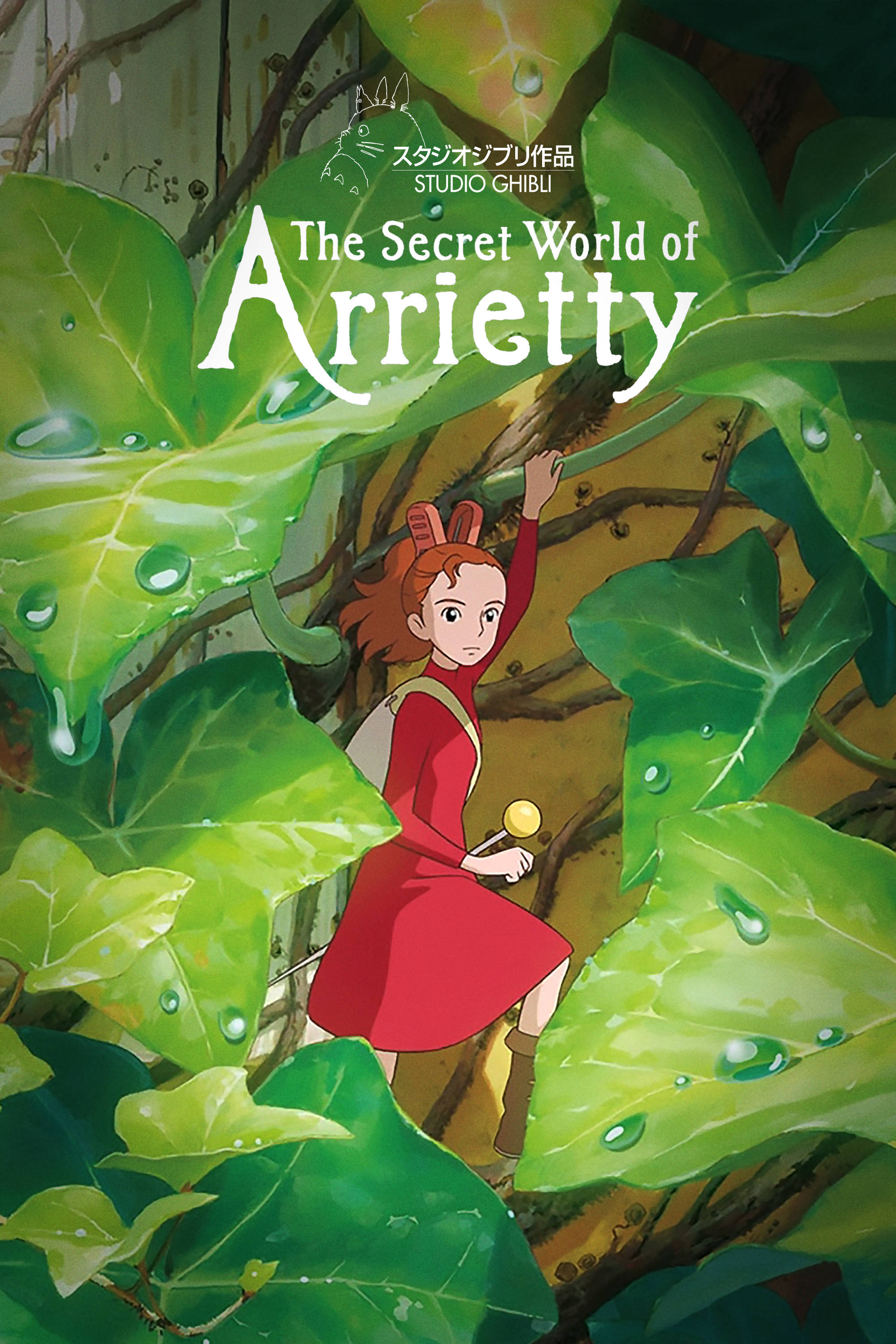 Arrietty 桌布 壁紙 — 一個身穿紅色連衣裙的小女孩緊緊抓住常春藤葉，周圍的翠綠葉片上閃爍著雨滴。