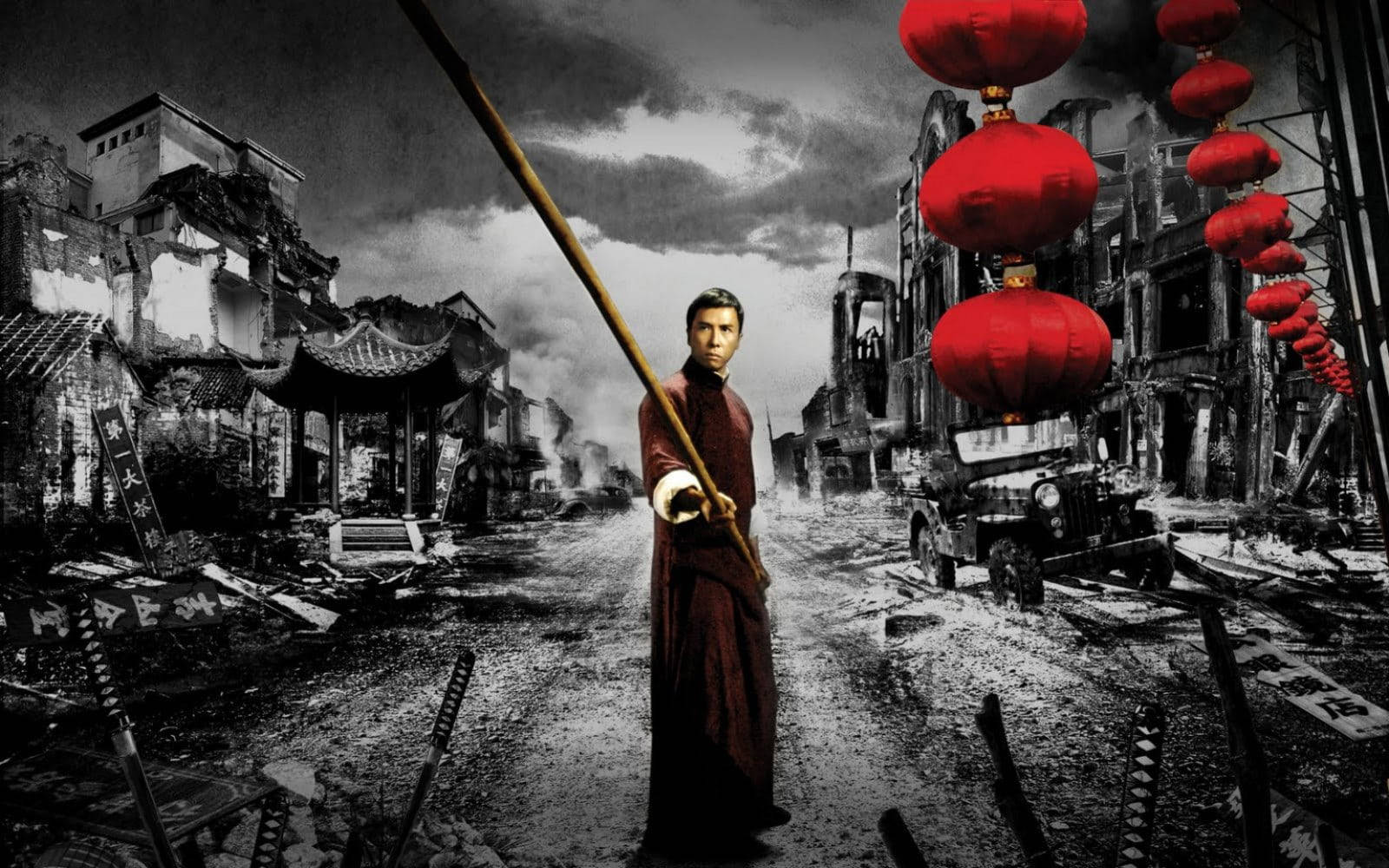 martial arts 桌布 壁紙 — 一個身穿紅袍的男人在戰火摧殘的中國街道上挑釁地站立，紅燈籠懸掛在瓦礫和煙霧中。