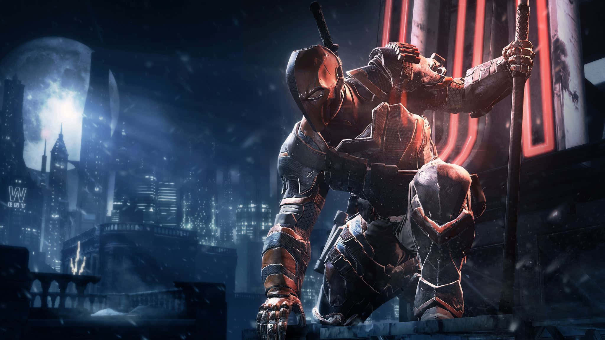 Batman Arkham Origins 桌布 壁紙 — 一個身穿紅黑盔甲、戴著面具的義警蹲在屋頂上，俯瞰著夜晚被霓虹燈照亮、積雪覆蓋的城市景觀。