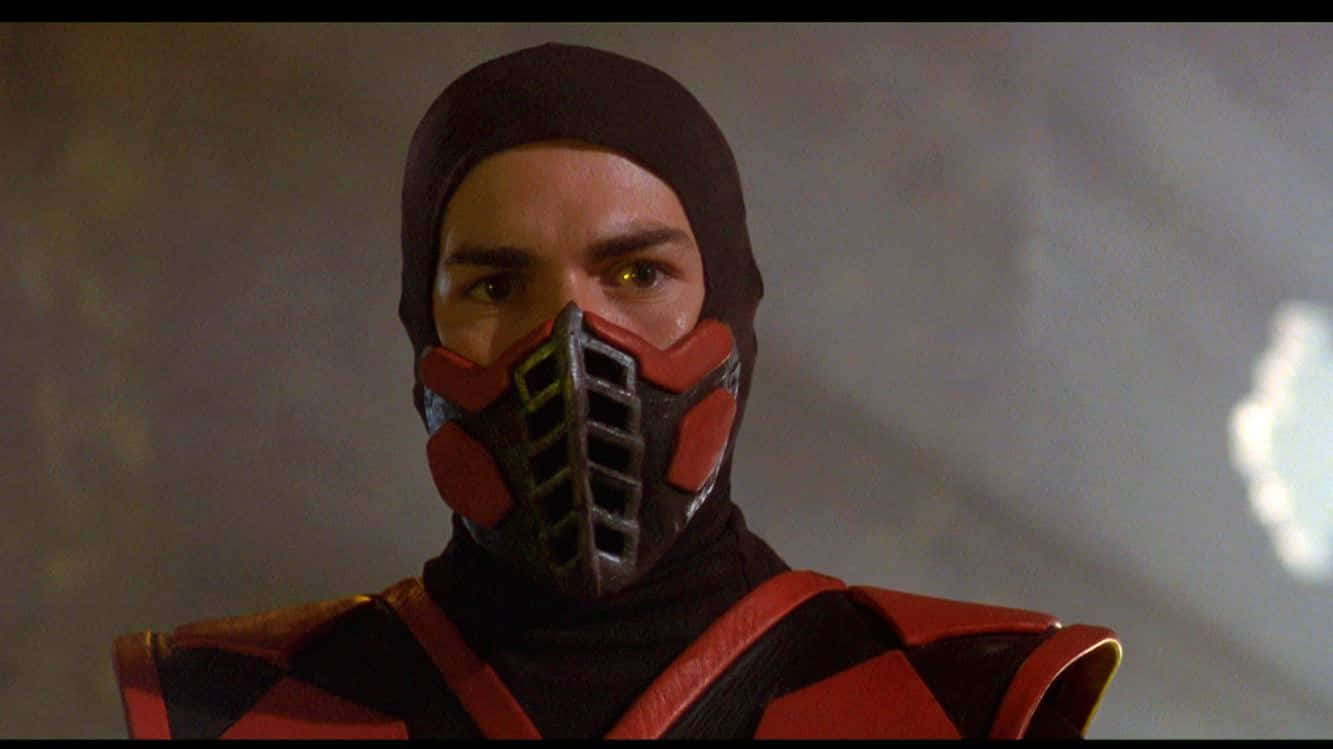 Mortal Kombat Legacy 桌布 壁紙 — 一個身穿紅黑盔甲、擁有發光黃色眼睛的威脅性忍者戰士，正強烈地凝視前方。