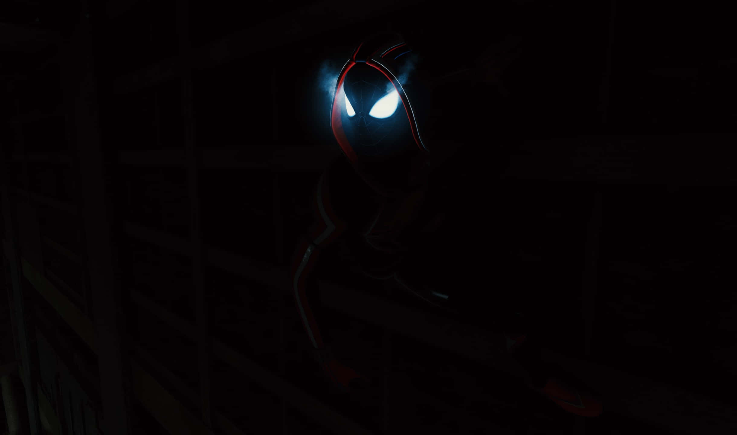 Glowing Eyes 桌布 壁紙 — 一個身穿紅黑西裝、眼睛發出白光的黑暗身影，在近乎全黑的環境中從木架後窺視。