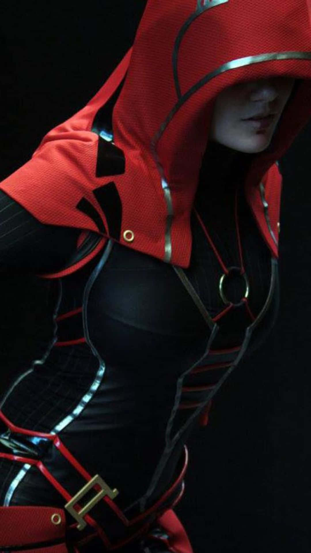 Kasumi Goto 桌布 壁紙 — 一個身穿紅黑連帽服裝、帶有金屬質感裝飾的人物站在深色背景前。