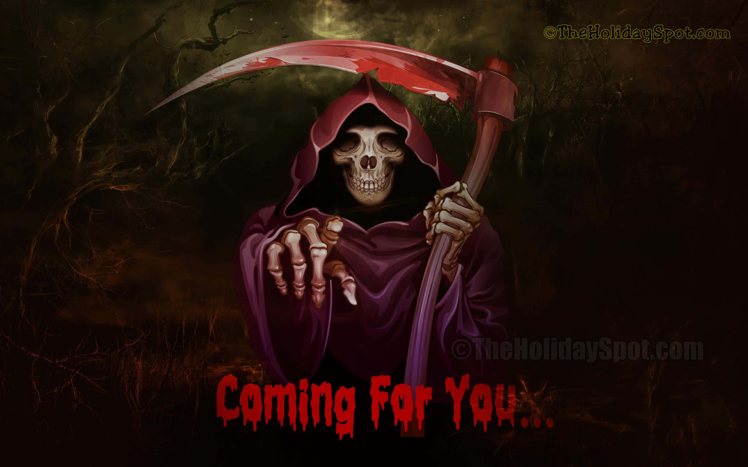 Spooky Halloween 桌布 壁紙 — 一個身穿紫色連帽長袍的可怕骷髏身影，在陰森黑暗的森林背景下揮舞著一把血淋淋的鐮刀。