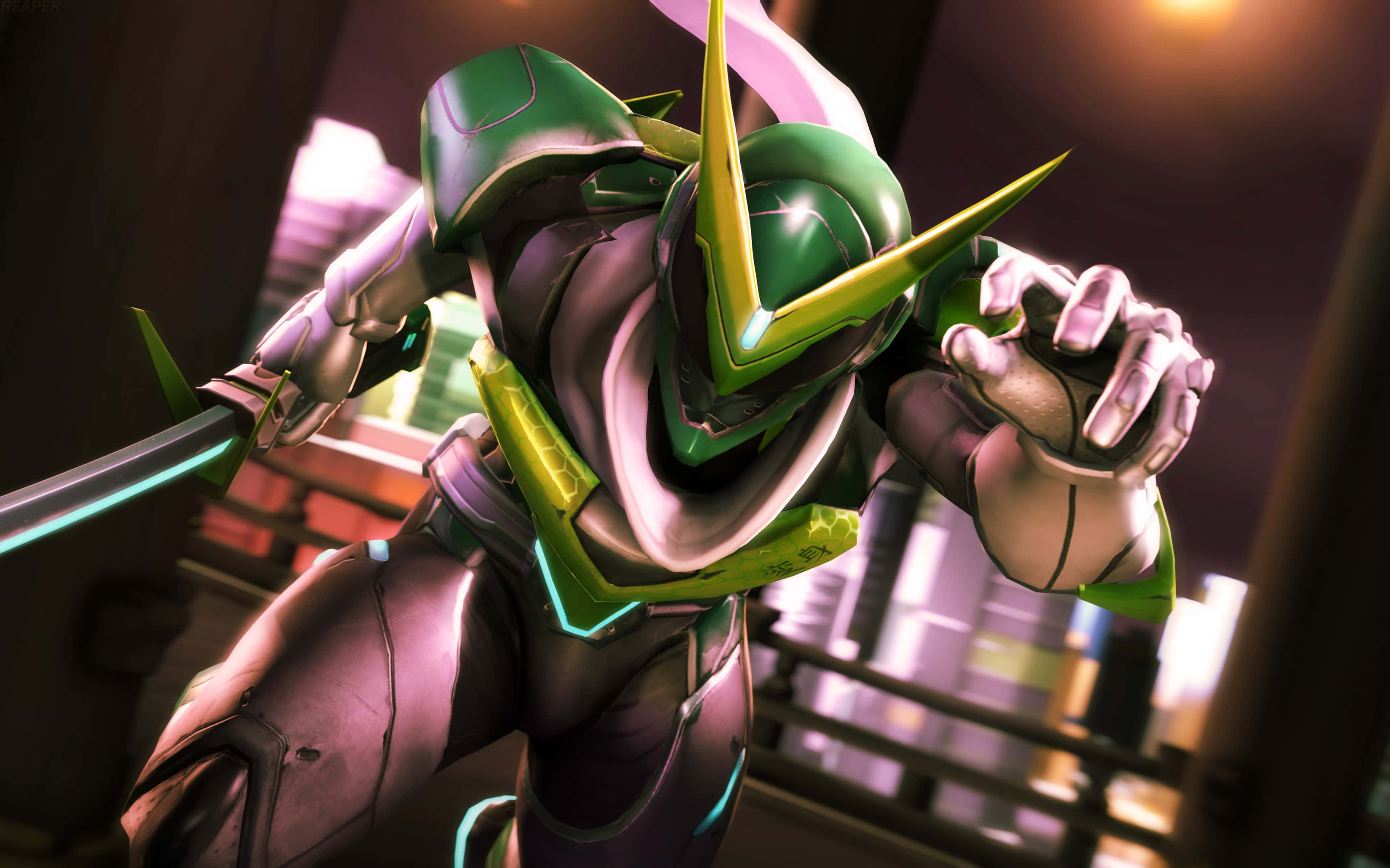 Genji 4K 桌布 壁紙 — 一個身穿綠色和紫色盔甲的戰士，帶著發光的角和劍，站在夜晚的未來城市中。