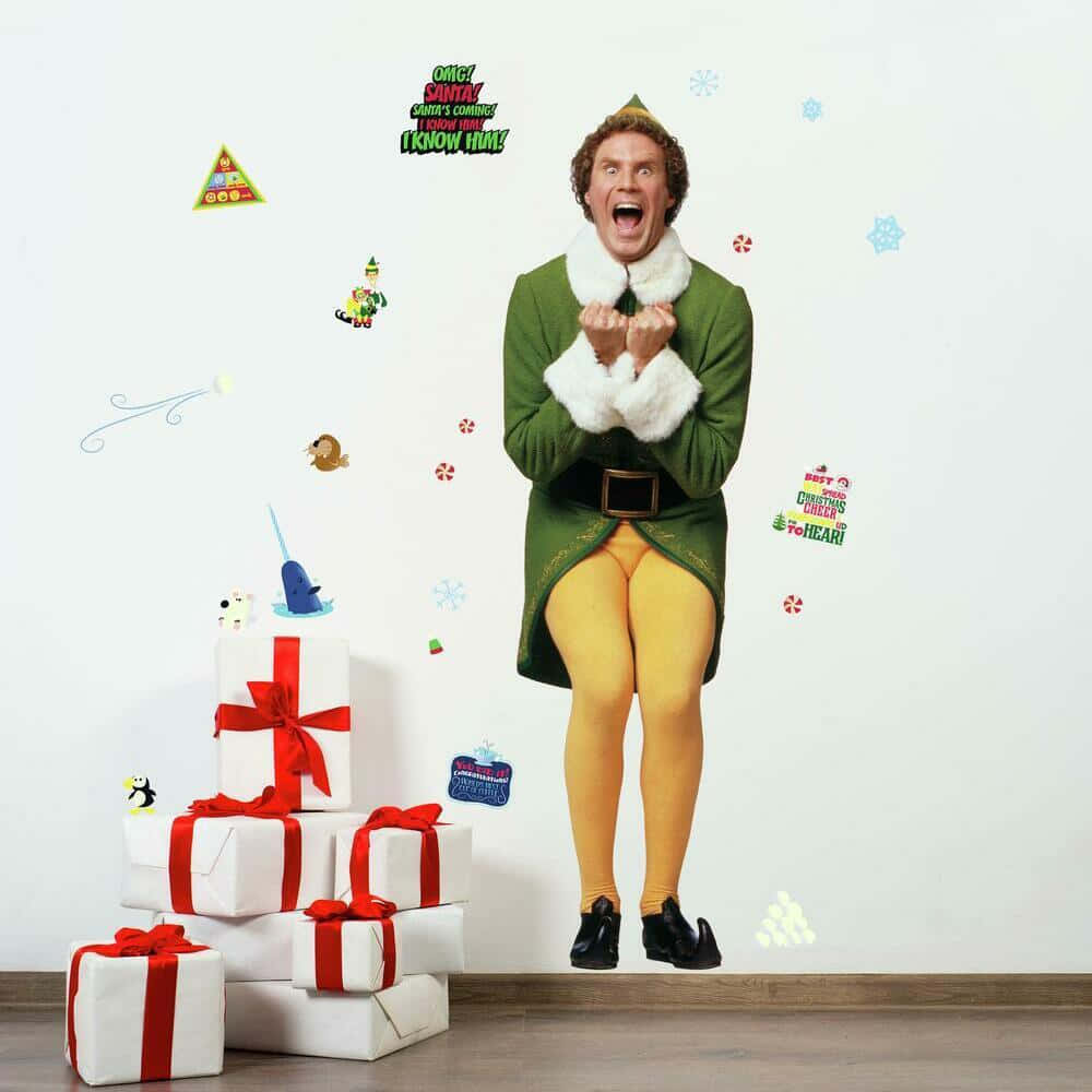 Elf 桌布 壁紙 — 一個身穿綠色外套和黃色緊身褲的快樂精靈，站在一堆白色禮物旁邊，禮物上有紅色蝴蝶結，背景是素牆。