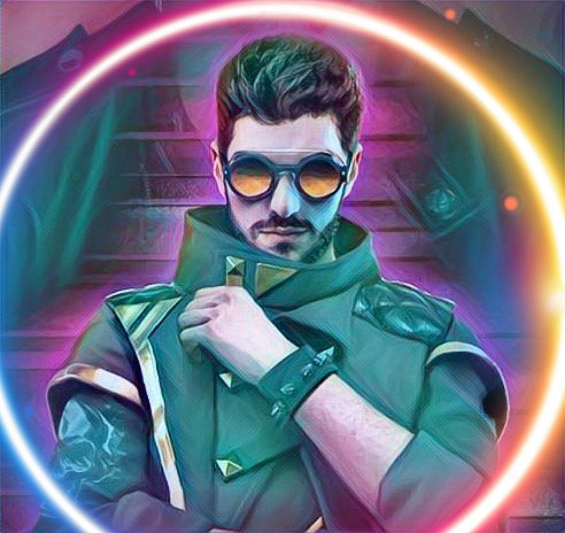 game 桌布 壁紙 — 一個身穿綠色戰術裝備和橙色護目鏡的風格化男子，在黑暗的城市背景下被發光的霓虹環框住。