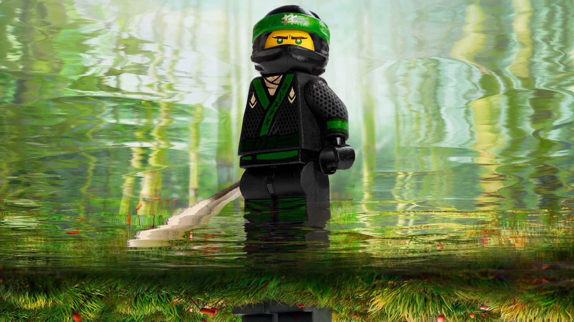 Ninjago 桌布 壁紙 — 一個身穿綠色裝備的LEGO忍者站在淺水中，周圍是茂密綠植的漣漪倒影。