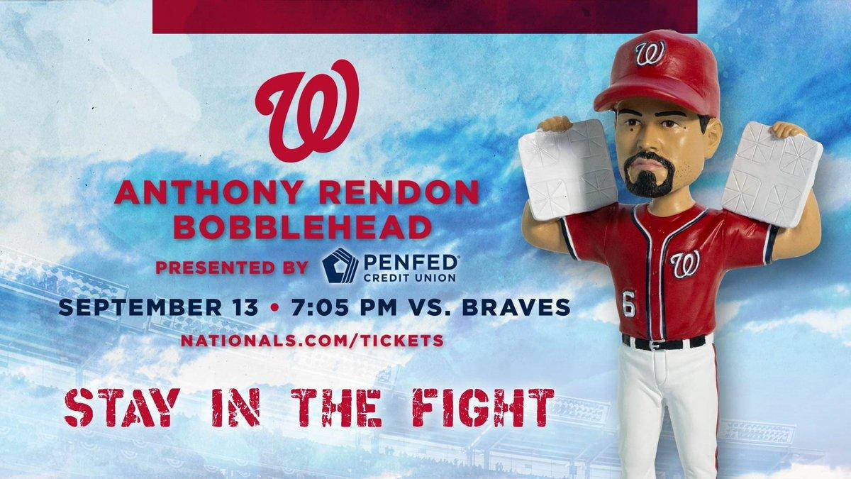 anthony rendon 桌布 壁紙 — 一個身穿華盛頓國民隊紅色球衣的棒球選手安東尼·倫登搖頭公仔，手持兩個壘包，背景為球場及活動詳情。